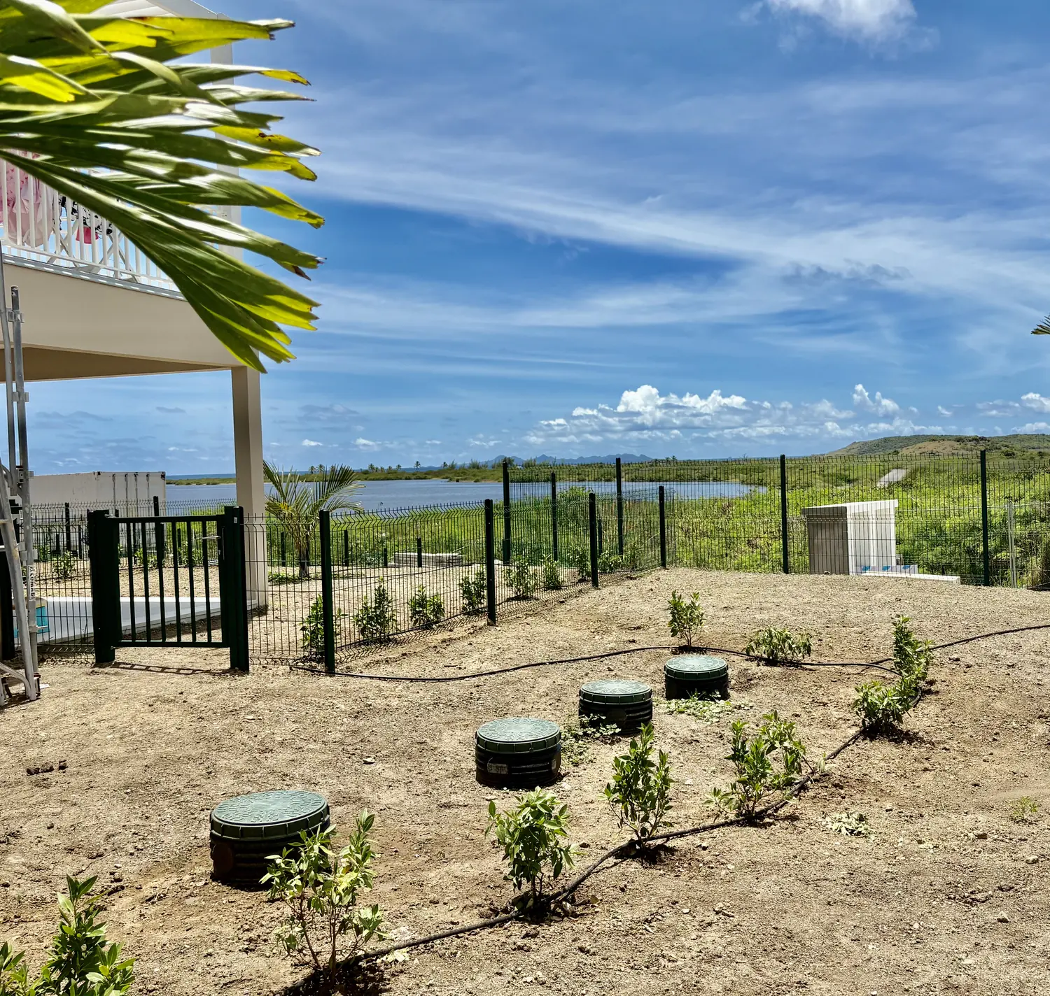 Installation d'assainissement non collectif terminée et intégrée dans un jardin face au lagon à Saint-Martin