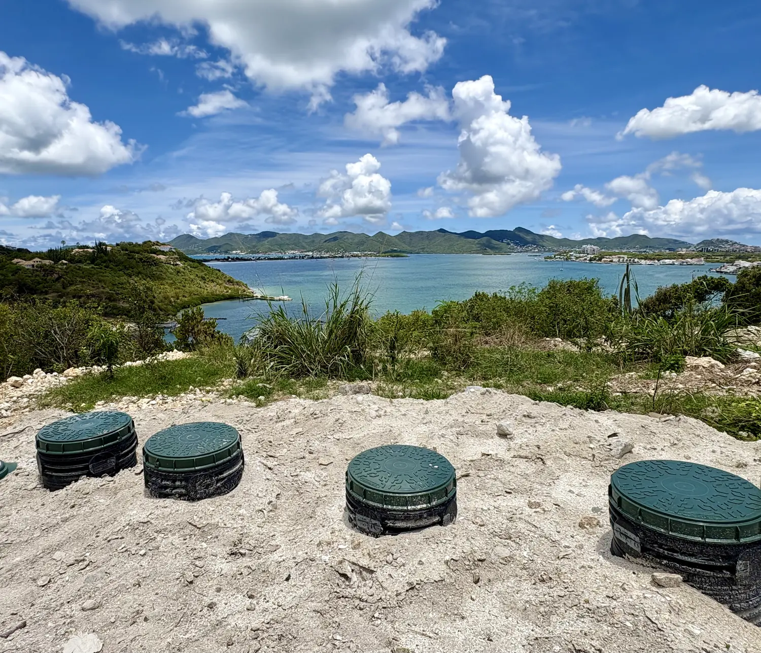 Regards d'une installation d'assainissement non collectif face au lagon de Saint-Martin