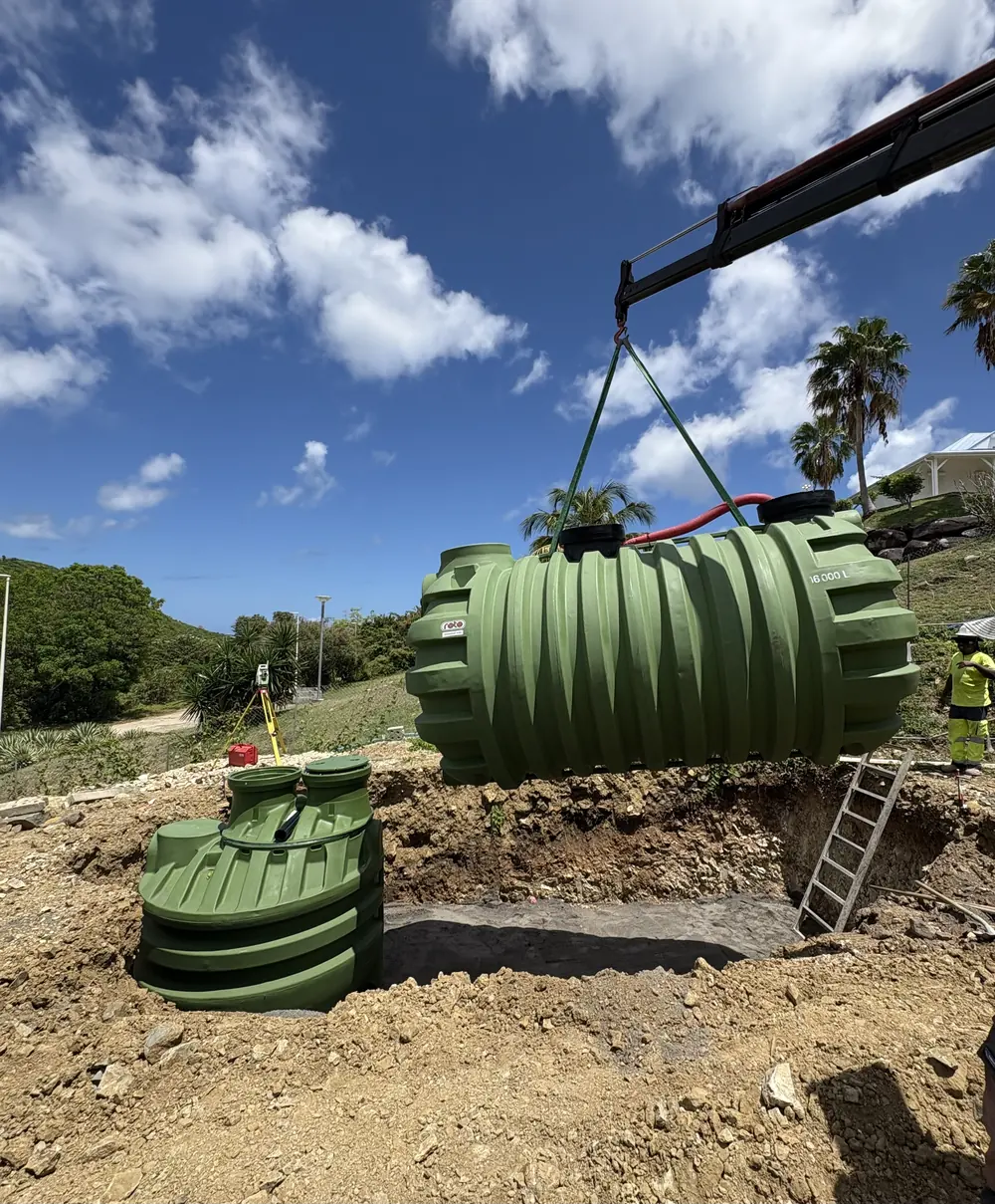 Pose à la grue d'une cuve de traitement 4000 L pour l'assainissement non collectif d'une villa à Saint-Martin