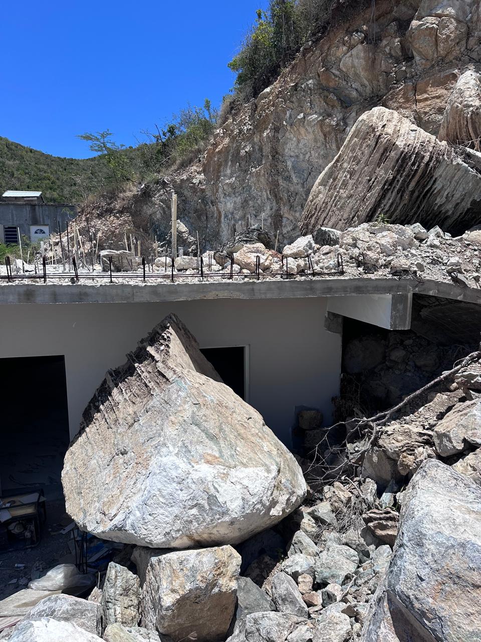 BRH brise-roches hydraulique terrassement Saint-Martin — Geotech Caraïbes