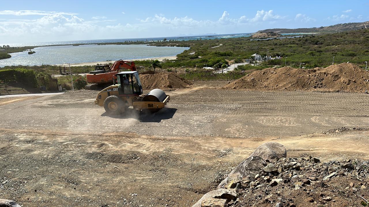 Chantier les Hauts de la Baie projet Astrolabe terrassement Saint-Martin — Geotech Caraïbes