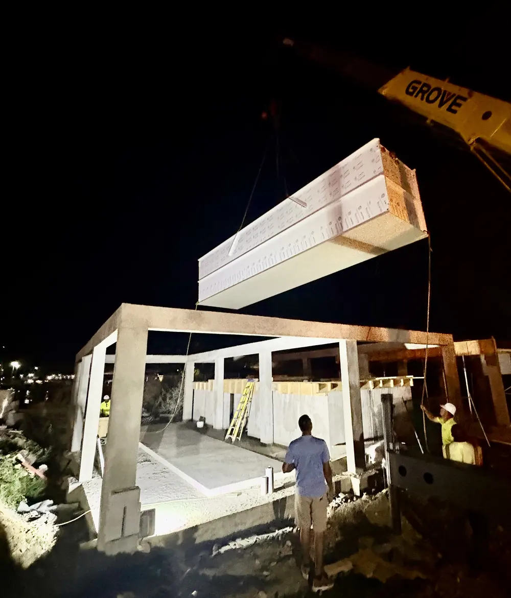 Levage à la grue d'un élément préfabriqué de nuit sur un chantier d'assainissement à Saint-Martin